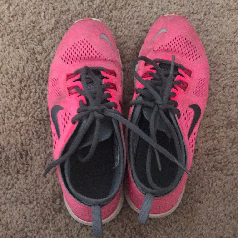 Nike tennis shoes size 6